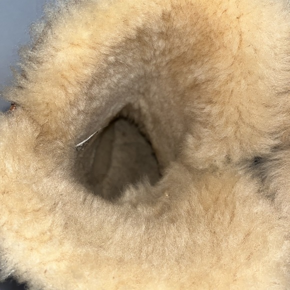 UGG Australia-8-chestnut brown classic comfy Cozy Sheepskin Boots button detail - Picture 14 of 15